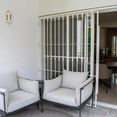 Luxurious 2 Bedroom With Pool Apartment *