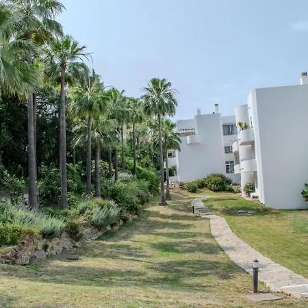 Luxurious 2 Bedroom With Pool Apartment *