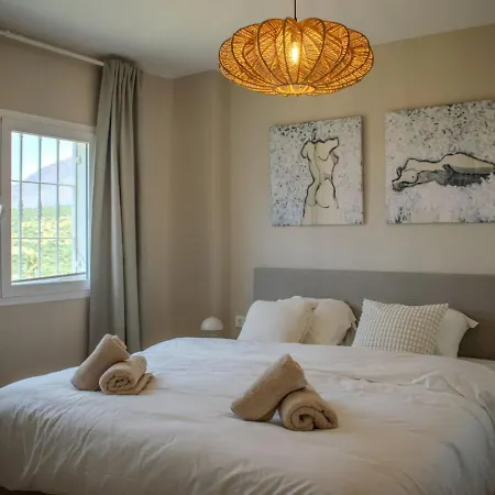 Luxurious 2 Bedroom With Pool Apartment *